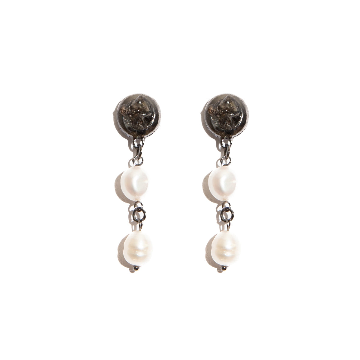 Earring Lucia with pearls and smoky quartz gravel plated in graphite